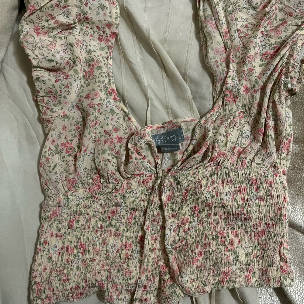 Cute floral ditsy cropped shirt.